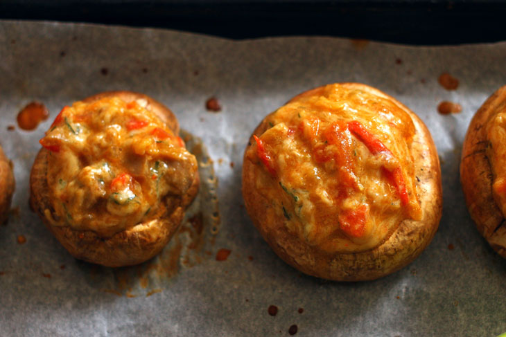 Stuffed mushrooms with zucchini and mozzarella. Awesome snack!