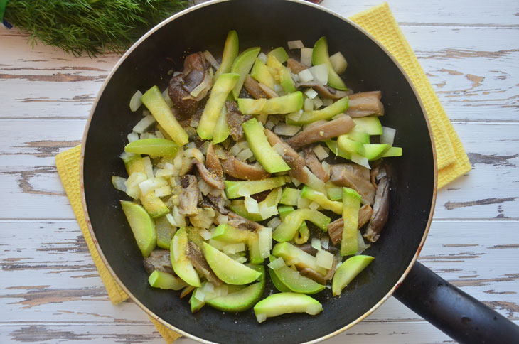 Zucchini with oyster mushrooms - a quick snack in 30 minutes!