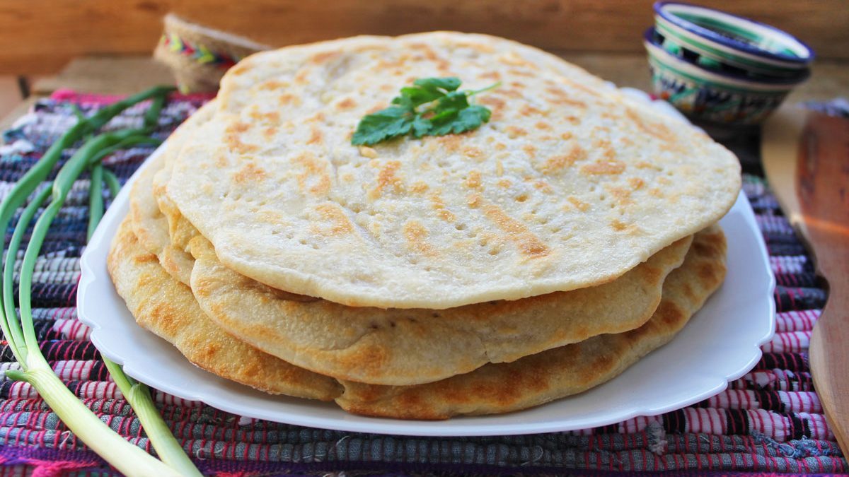Mongolian flatbread “Dalan davhar bin” in a frying pan. With just 4 ingredients!