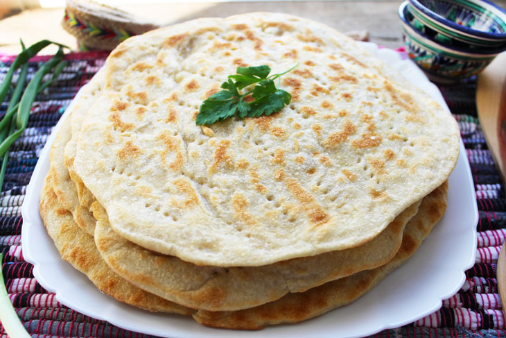 Mongolian flatbread "Dalan davhar bin" in a frying pan. With just 4 ingredients!