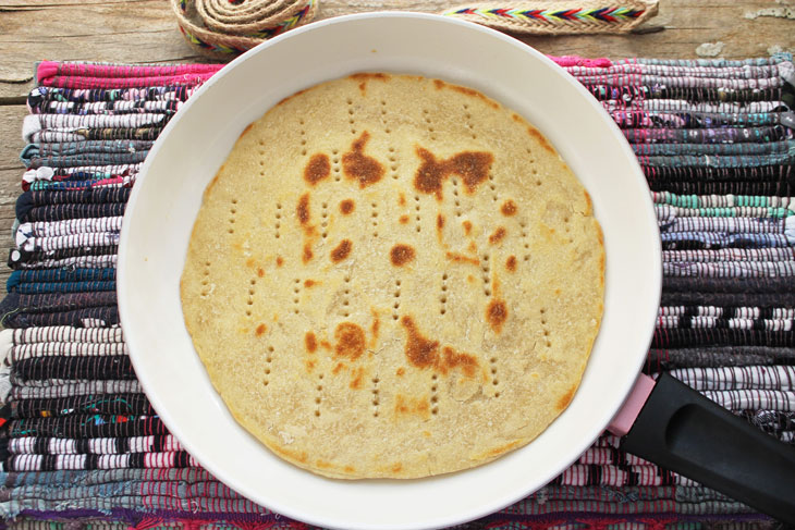 Mongolian flatbread "Dalan davhar bin" in a frying pan. With just 4 ingredients!