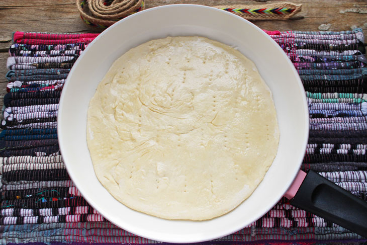 Mongolian flatbread "Dalan davhar bin" in a frying pan. With just 4 ingredients!