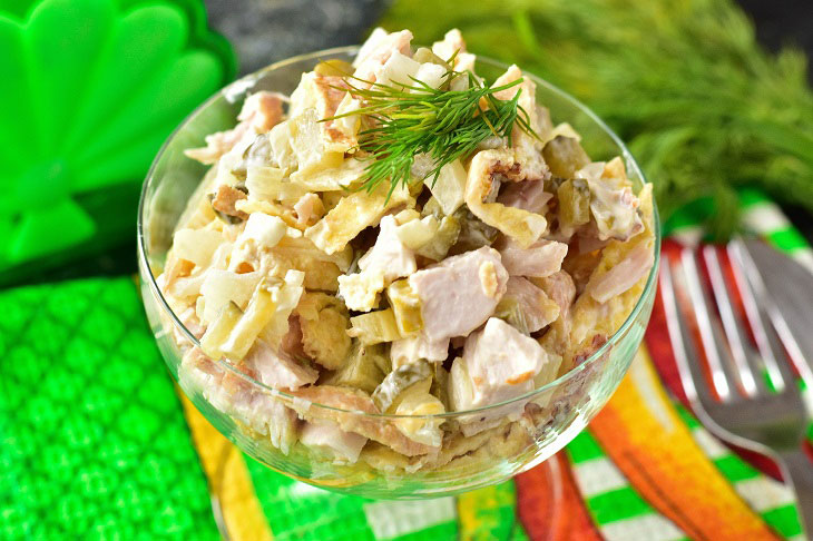 Salad "Mystery" with chicken - juicy and tasty