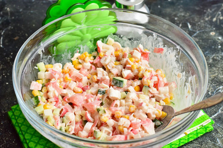 Salad "Beauty" of crab sticks - a delicious and original recipe