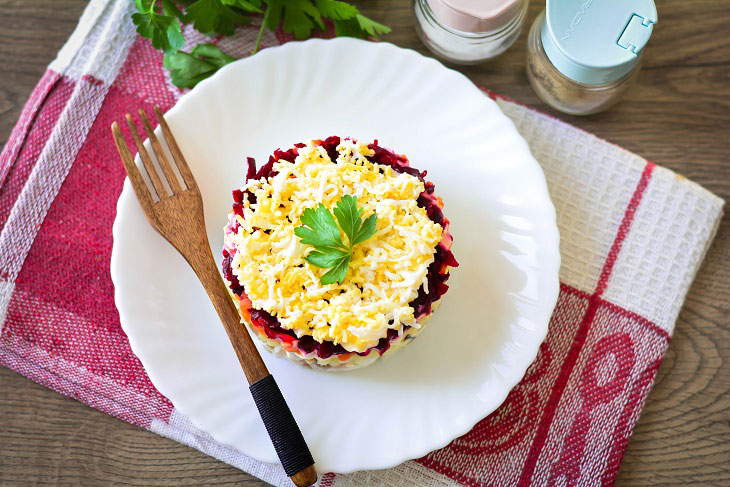 Herring under a fur coat with mackerel - an interesting salad on the festive table