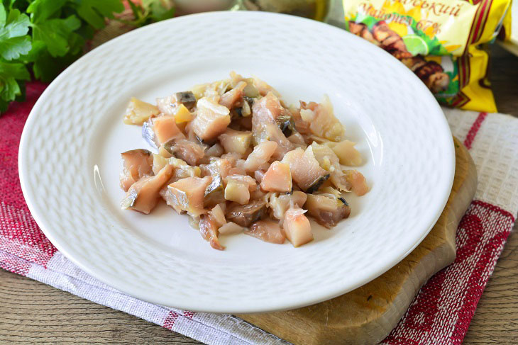 Herring under a fur coat with mackerel - an interesting salad on the festive table