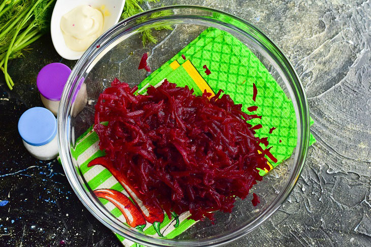 Salad "Beetroot" with garlic - spicy and fragrant