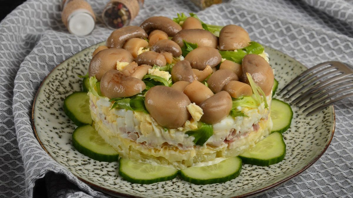 Mushroom salad-shifter – original and satisfying
