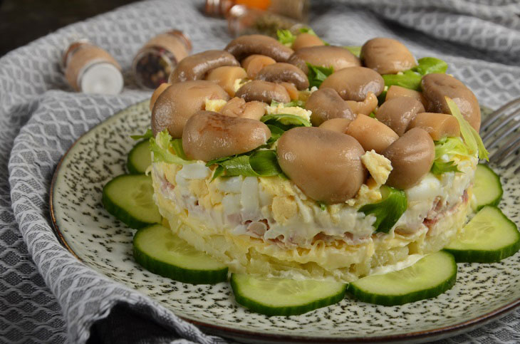 Mushroom salad-shifter - original and satisfying