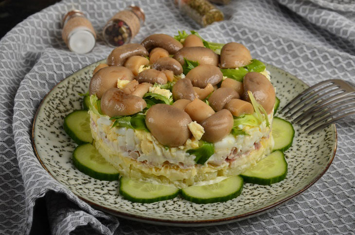 Mushroom salad-shifter - original and satisfying