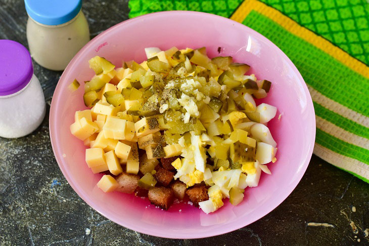 Salad "Cheese Paradise" with crackers - a simple and quick recipe