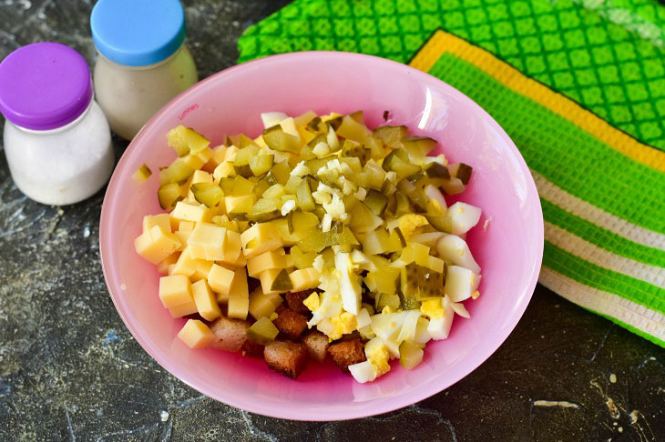 Salad "Cheese Paradise" with crackers - a simple and quick recipe