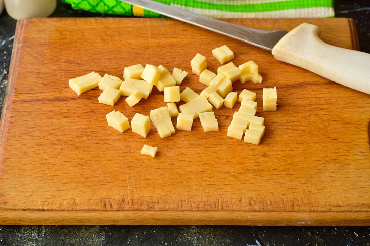 Salad "Cheese Paradise" with crackers - a simple and quick recipe