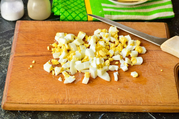 Salad "Cheese Paradise" with crackers - a simple and quick recipe