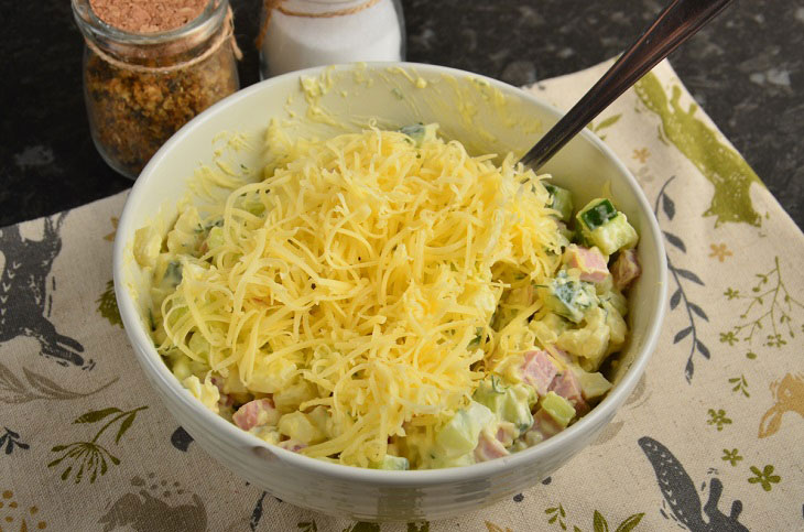 Salad "Berlin" with ham and cheese - hearty and tasty