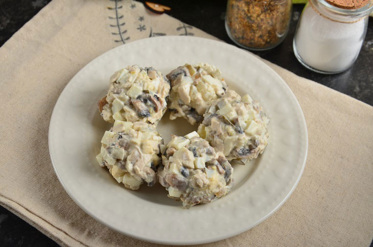 Raffaello salad with chicken and mushrooms - a simple and original recipe