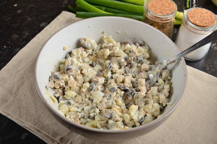 Raffaello salad with chicken and mushrooms - a simple and original recipe