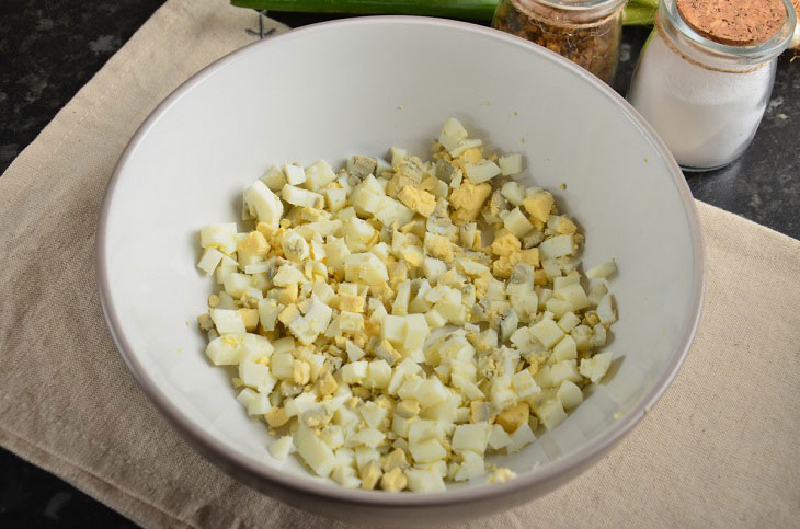 Raffaello salad with chicken and mushrooms - a simple and original recipe