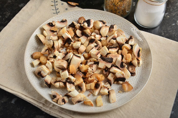 Raffaello salad with chicken and mushrooms - a simple and original recipe