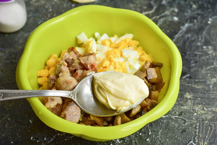 Salad "Zodiac" with meat and mushrooms - a great dish for any table