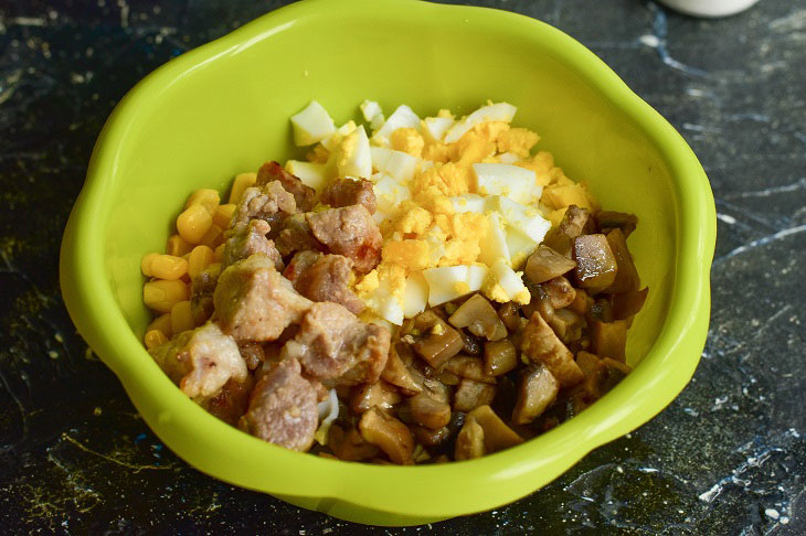 Salad "Zodiac" with meat and mushrooms - a great dish for any table