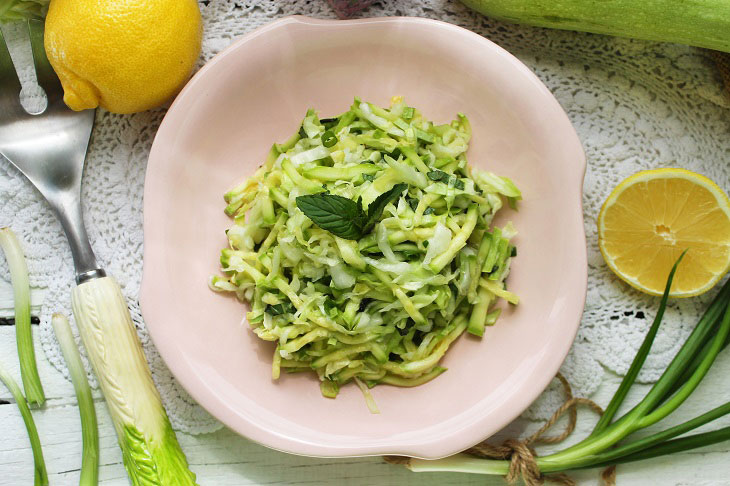 Salad "Green" with zucchini and cabbage - juicy and healthy