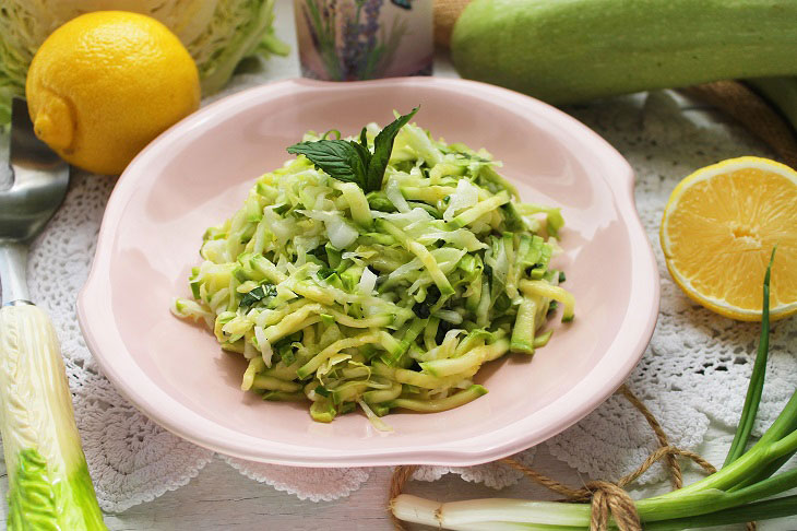 Salad "Green" with zucchini and cabbage - juicy and healthy