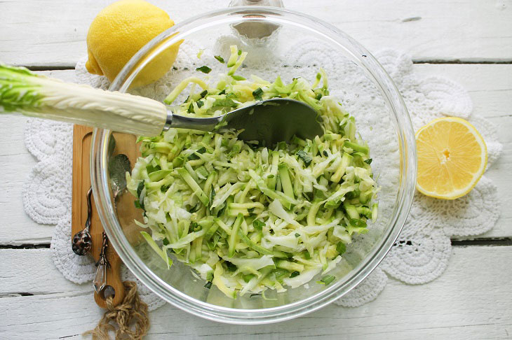 Salad "Green" with zucchini and cabbage - juicy and healthy