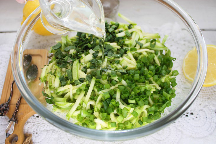 Salad "Green" with zucchini and cabbage - juicy and healthy