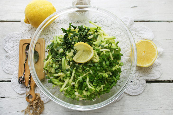 Salad "Green" with zucchini and cabbage - juicy and healthy