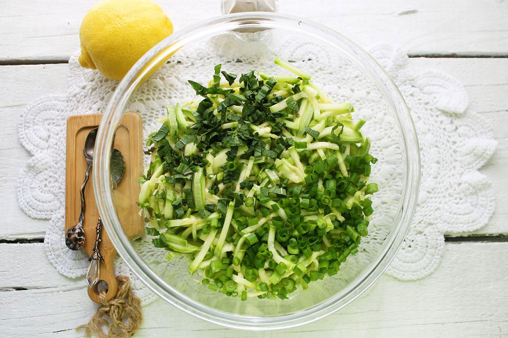 Salad "Green" with zucchini and cabbage - juicy and healthy