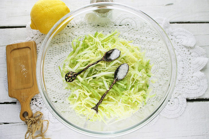 Salad "Green" with zucchini and cabbage - juicy and healthy