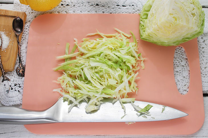 Salad "Green" with zucchini and cabbage - juicy and healthy