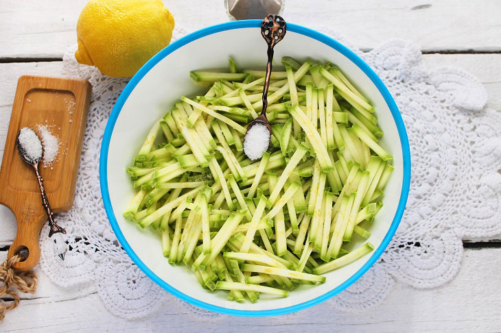 Salad "Green" with zucchini and cabbage - juicy and healthy