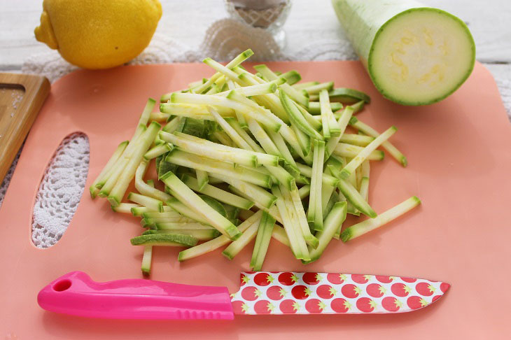 Salad "Green" with zucchini and cabbage - juicy and healthy