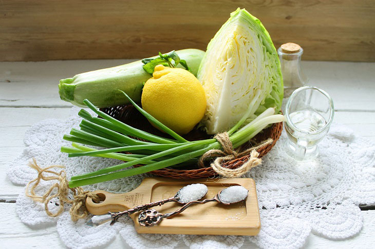 Salad "Green" with zucchini and cabbage - juicy and healthy