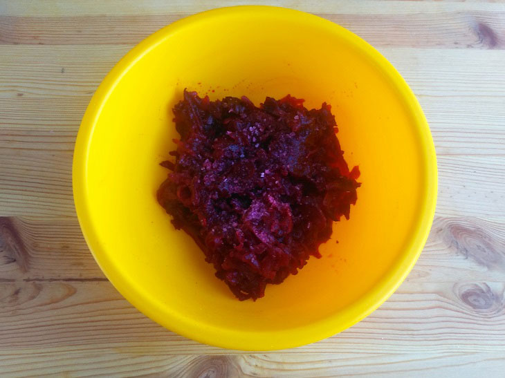 Beet salad with egg - simple, budget and delicious