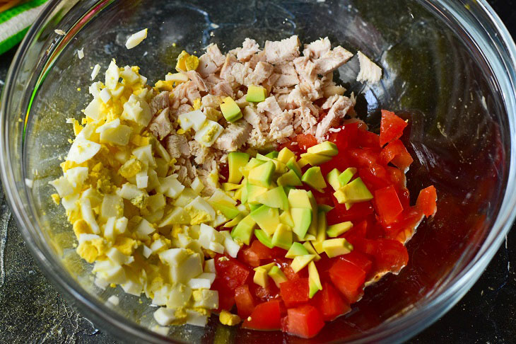 Salad "Yummy" with avocado and chicken - you can safely cook it for the holiday