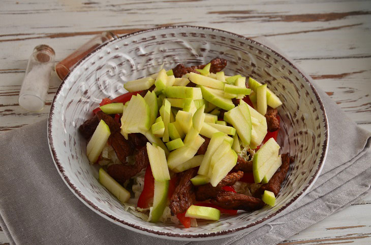 Salad "Prague" with beef and apples - a very tasty and dietary dish