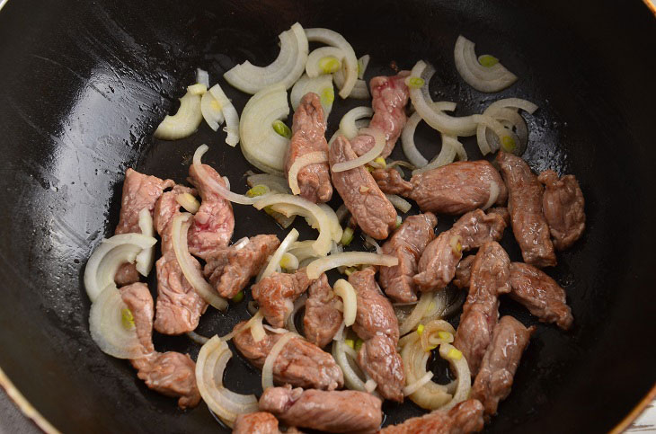 Salad "Prague" with beef and apples - a very tasty and dietary dish