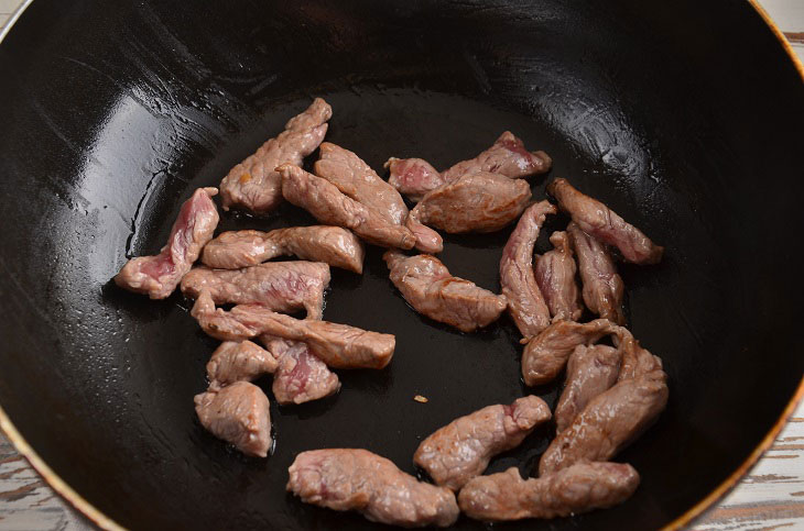 Salad "Prague" with beef and apples - a very tasty and dietary dish