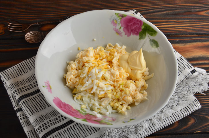 Salad "Beloved Husband" with chicken and cheese - original, bright and tasty