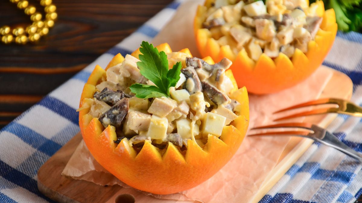 Salad in orange with chicken and mushrooms – perfect for a festive table