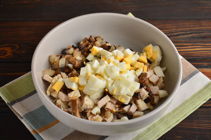 Salad in orange with chicken and mushrooms - perfect for a festive table