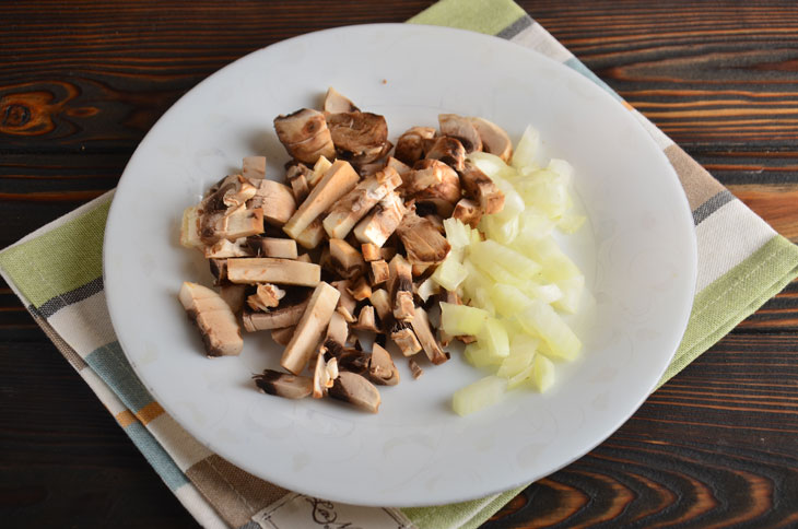 Salad in orange with chicken and mushrooms - perfect for a festive table