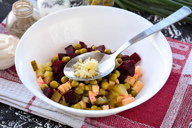 Salad "Violetta" with beets and cheese - it will charm your favorite guests