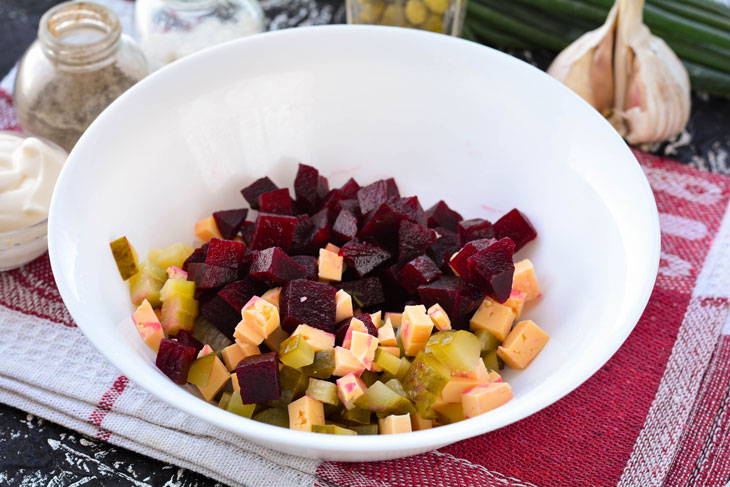 Salad "Violetta" with beets and cheese - it will charm your favorite guests