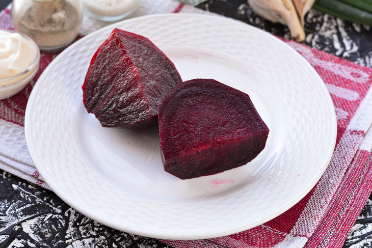 Salad "Violetta" with beets and cheese - it will charm your favorite guests