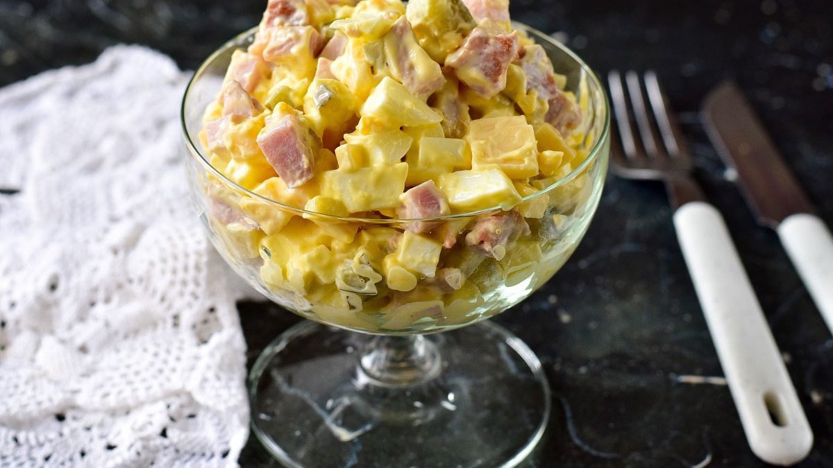 Snack salad with ham and cheese – a delicious and satisfying recipe