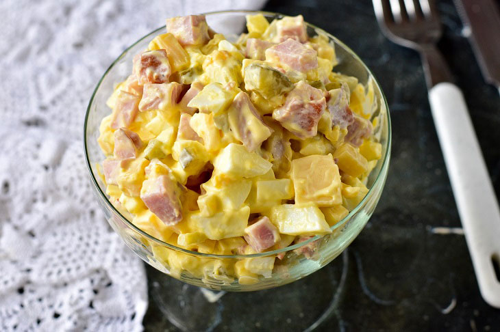 Snack salad with ham and cheese - a delicious and satisfying recipe